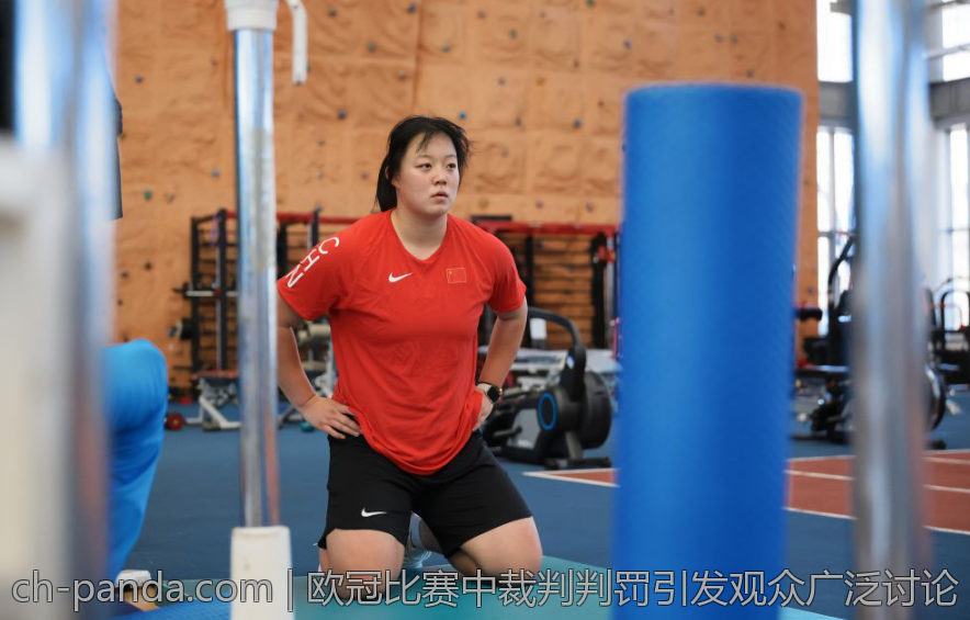 欧冠比赛中裁判判罚引发观众广泛讨论